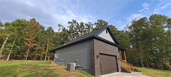 Building Photo - 5 Hawthorn Ln