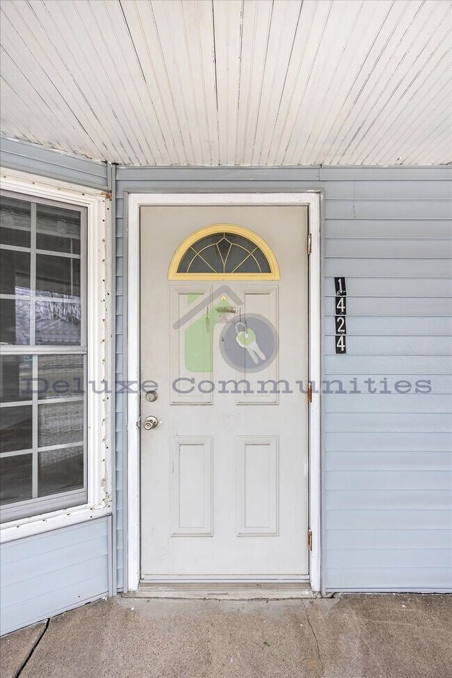 Foto del edificio - Spacious 4 Bedroom- With Extra room! New Remodel!