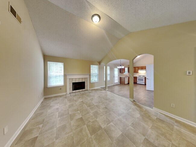 Foto del edificio - $1,695 OFF! Lovely 3 Bedroom! Located in F...