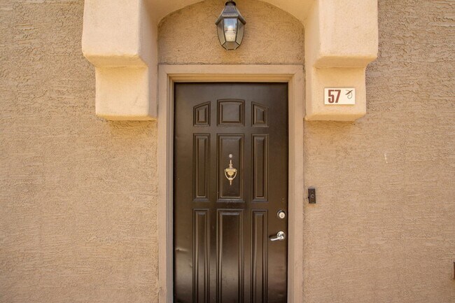 Foto del edificio - 2250 E Deer Valley Dr