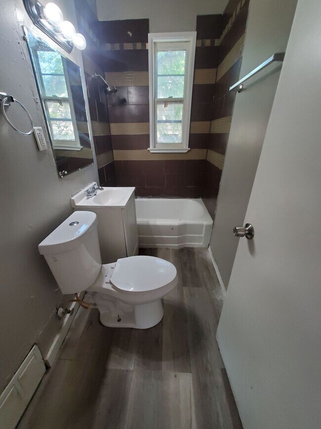Building Photo - Single family 3 bedroom home