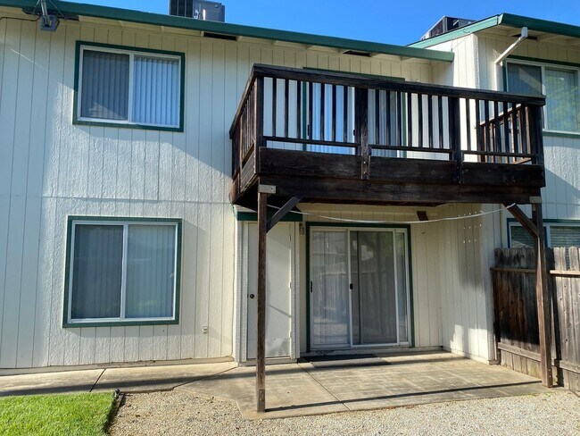 Building Photo - Ready for move in! Well maintained townhou...