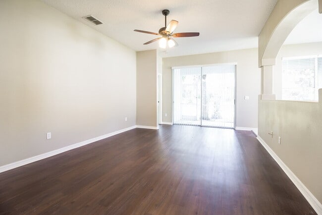 Foto del edificio - 1645 The Oaks Blvd
