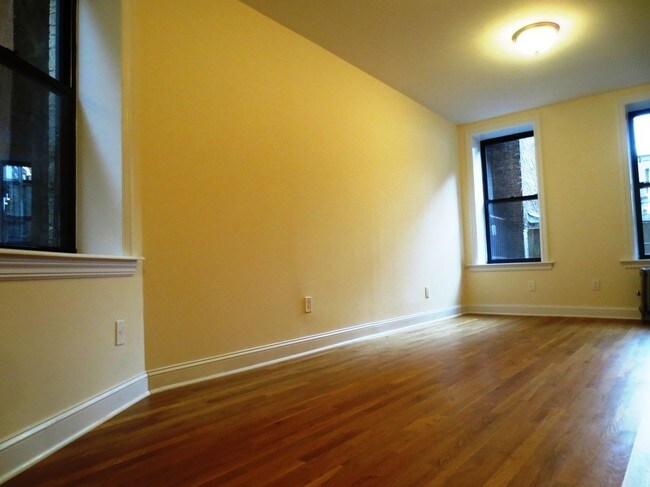 Building Photo - 129 Perry St