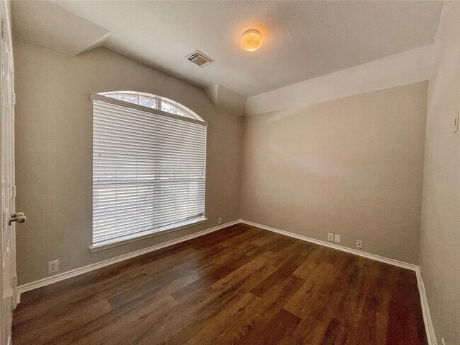 Building Photo - 2822 Edgewick Elm St
