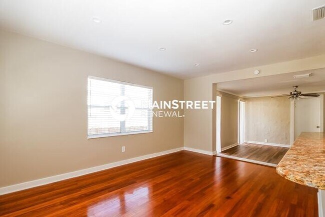 Building Photo - 2 Bedroom Pet-Friendly Home in St. Petersb...