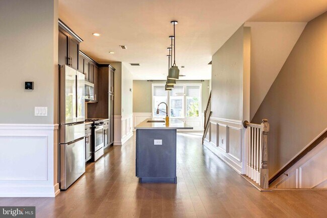 Building Photo - 1009 Lakeview Ct