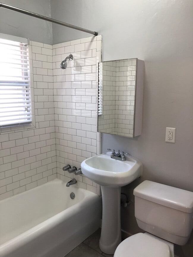 Interior Photo - 1412 N Kingsley Dr