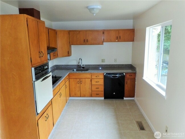 Building Photo - 5Bd/2Ba Bellevue Home