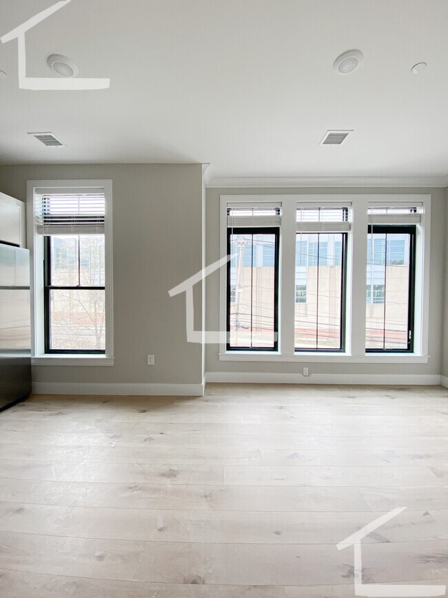 Building Photo - 157 Everett St