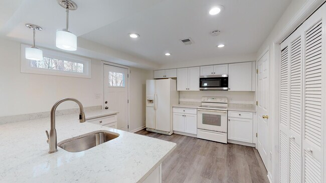 Otra vista de la cocina - 1267 Wynford Colony SW
