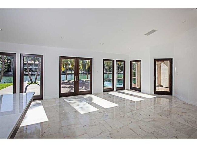 Foto del edificio - 1740 W 25th St
