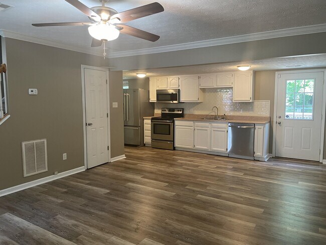 Foto del edificio - 645 Cornerbrook Ln