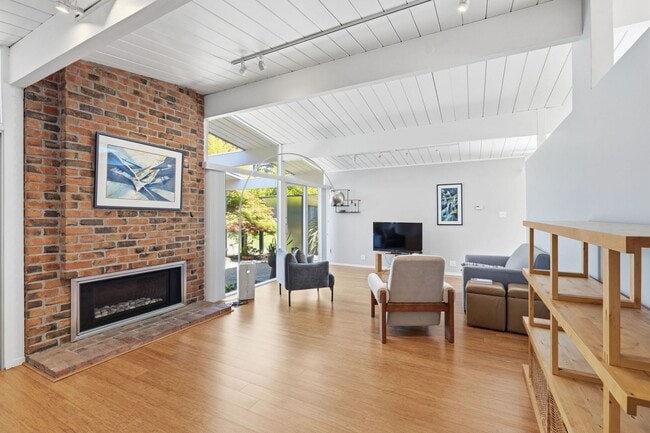 Building Photo - Beautifully Remodeled, Furnished 3 Bed + Office, 2 Bath Home- Available Short Term Only!