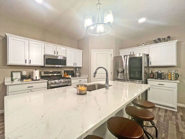 Foto del edificio - Elegant New Fireplace Home with 4 BRs on O...
