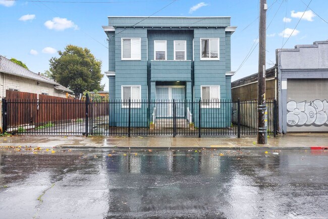 Photo - Stunning 2-Bed, 1-Bath Upper Unit in Longf... Apartment