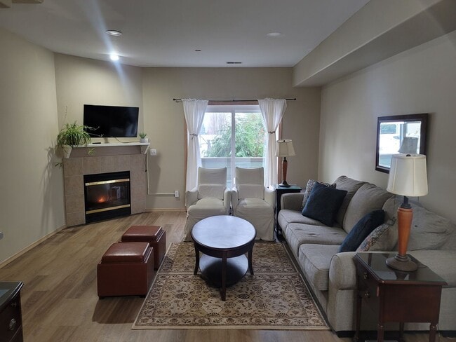 Building Photo - Des Moines Townhome - 3 bedroom 2 bath with 2 separate Garages.  Must see Available February 1, 2026