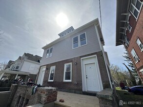 Building Photo - 1109 W State St