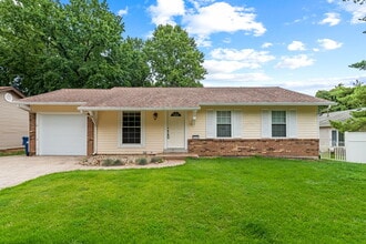 Building Photo - 2406 Village Glen Ct