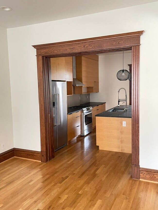 Building Photo - Large tri-level home in excellent condition.  4+ bedrooms, 3.5 bathrooms.