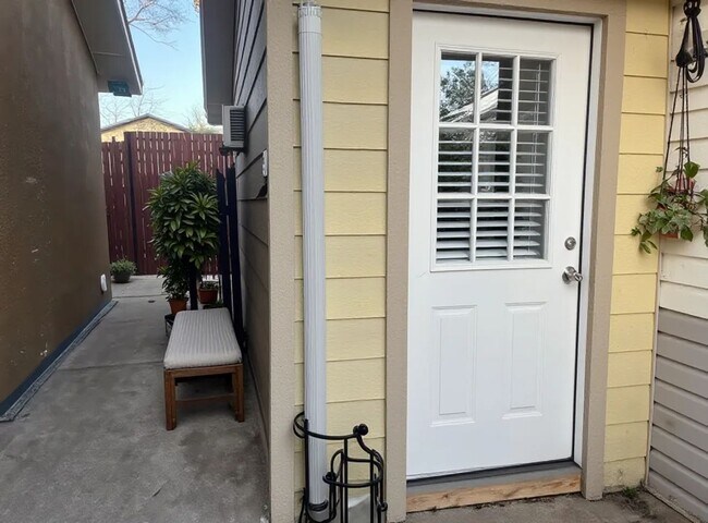 Foto del edificio - 2351 Longhorn St