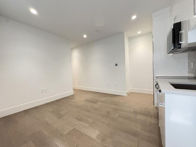 Photo du bâtiment - 2 bedroom in Burnaby BC V5A 1K6