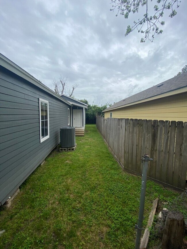 Building Photo - 2 Bedroom Single Family Home in Baytown