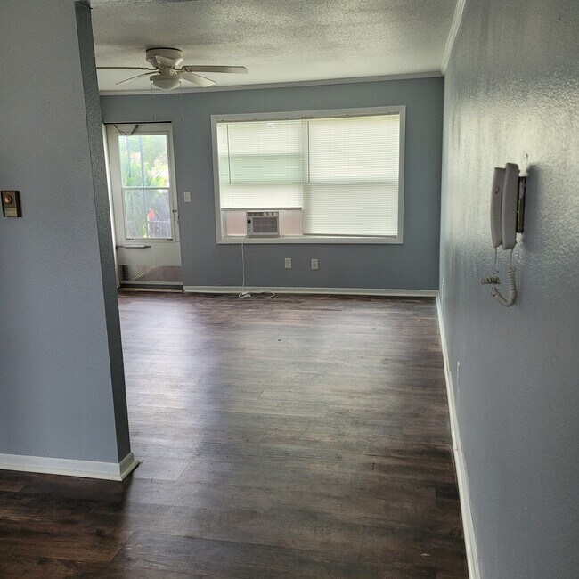 Foto del edificio - 610 N Northfield St