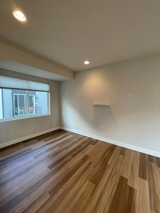 Foto del edificio - Lakewood Living Redefined: Stylish Three-Bedroom Townhome in West Line Village!!