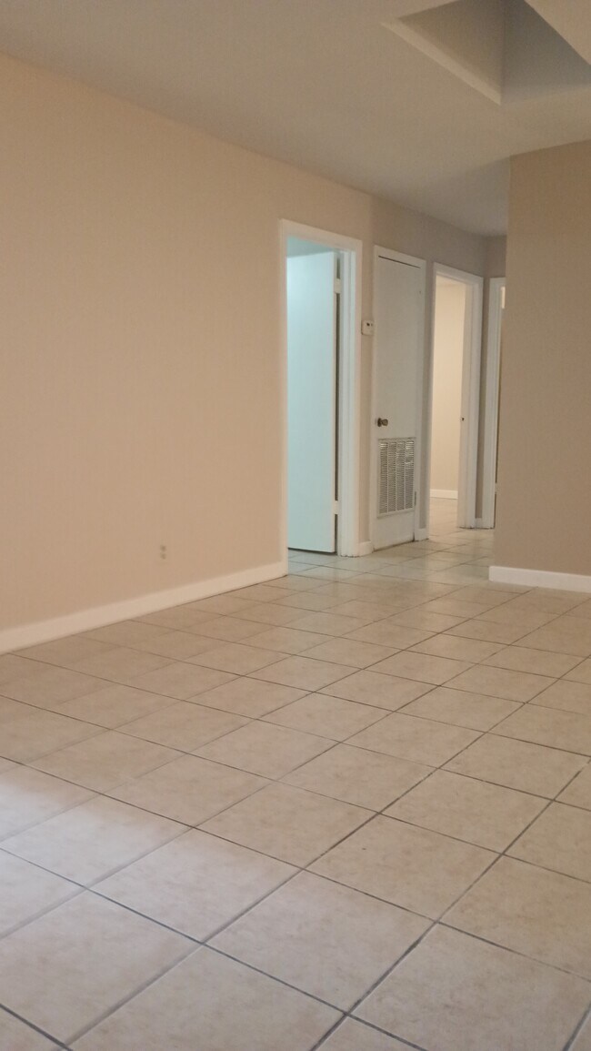 Sala de estar de concepto abierto, - 2605 Treasure Hills Blvd