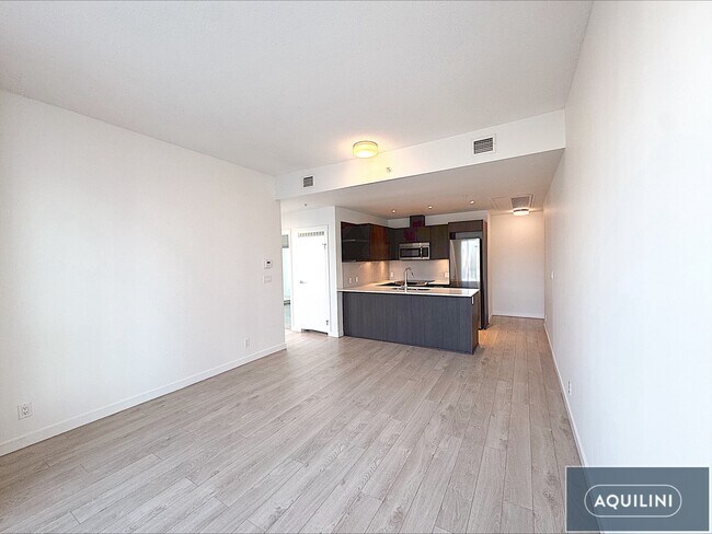 Building Photo - Centre West - 2003