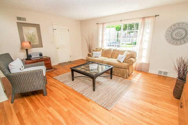 Sunny Living Room - 1702 E Menlo Blvd