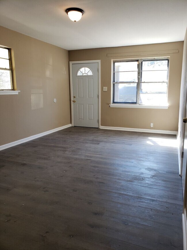 Foto del edificio - Nicely updated home with large kitchen and...