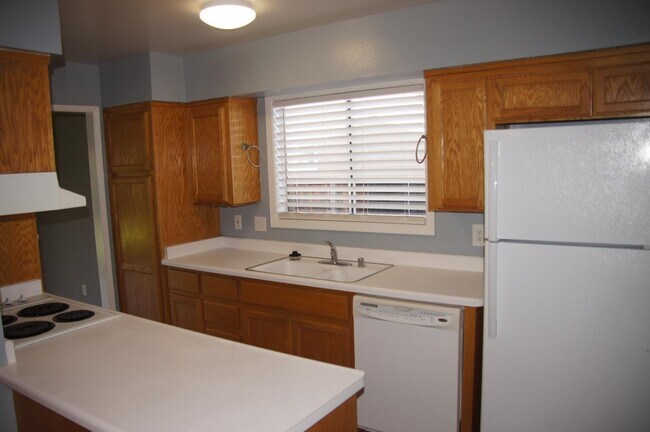 Building Photo - 1499 Hillsdale Ave