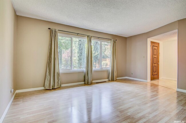 Foto del edificio - 5039 Cypress Ave