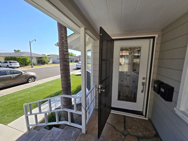 Building Photo - 4BD/3BA on Pontiac!!