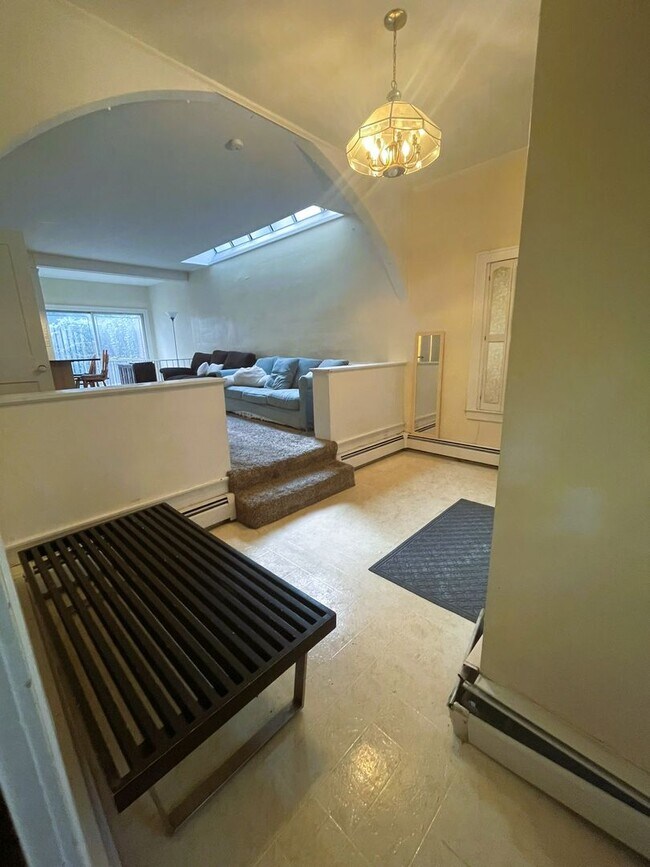 Foto del edificio - Charming Home by Central Campus with Private Courtyard + Parking + Laundry | Academic Year Lease ...