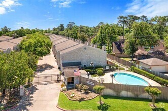 Building Photo - 17573 Red Oak Dr