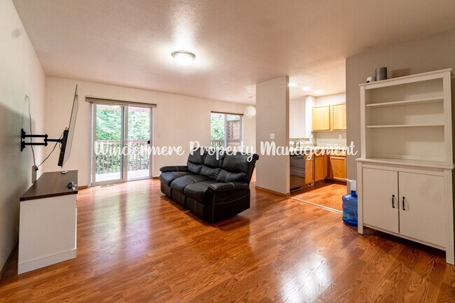 Building Photo - Bright and Cheery, conveniently located 3 ...