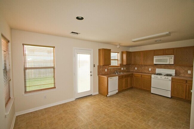 Foto del edificio - 6615 Providence View Ln