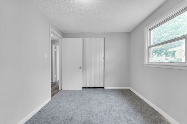 Building Photo - 3 Bed - 1.5 Bath - Single Family Home - Re...