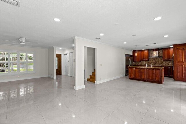 Foto del edificio - 4610 Pine Tree Dr