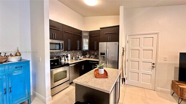 Foto del edificio - 4944 NW 102nd Ave