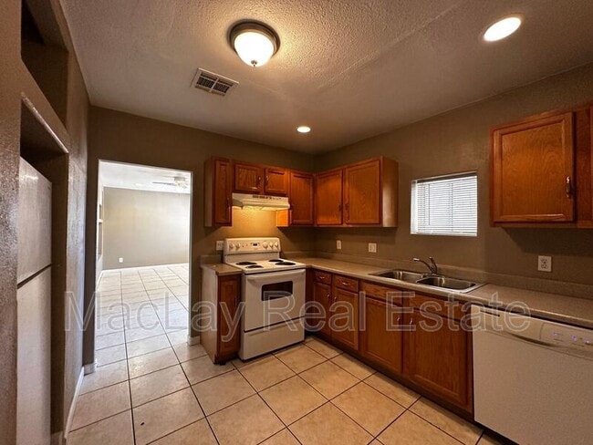 Building Photo - 513 W Pima St