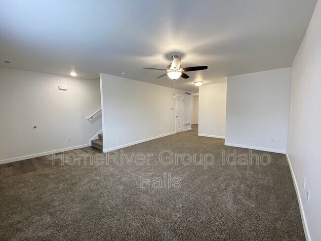 Building Photo - 513 Trails End