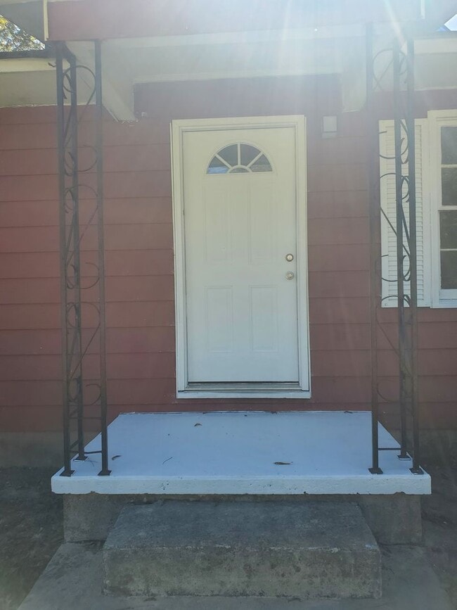 Building Photo - Coming Soon, still occupied.