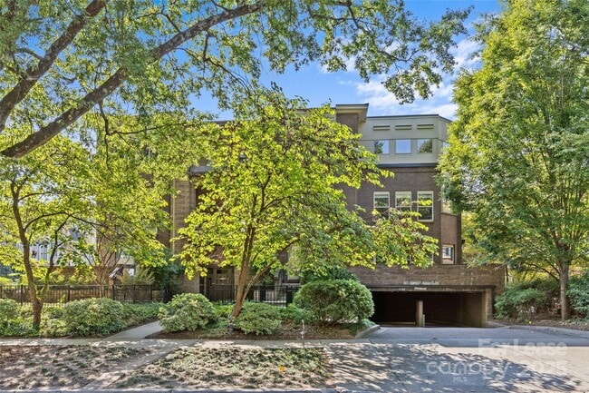 Building Photo - 420 Queens Rd