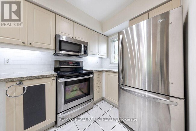Building Photo - 735-735 New Westminster Dr