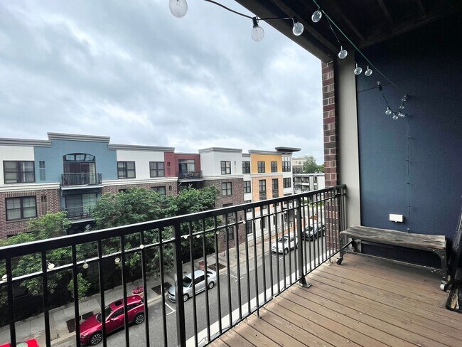 Building Photo - LIVE THE URBAN LIFESTYLE IN LUXURY! Availa...