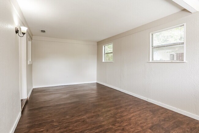 Foto del edificio - 6812 Hawkins Ct